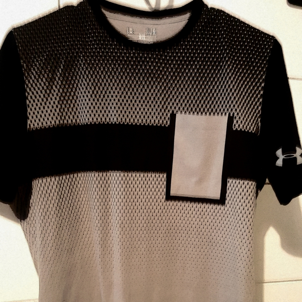 mens under armour tee size small.